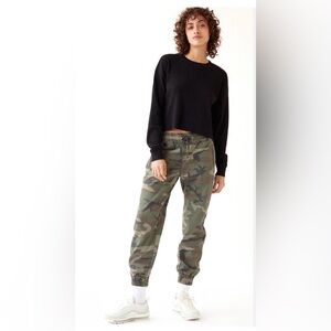 Aritzia TNA Alic Camo Drawstring Joggers